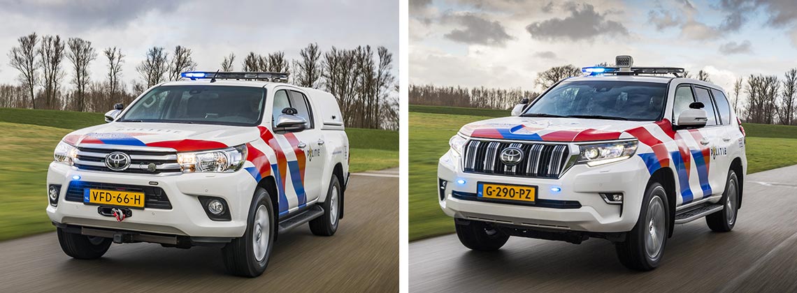 Toyota Hilux en Toyota Land Cruiser vooraanzicht rijdend