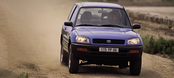 Blauwe Toyota RAV4 vooraanzicht