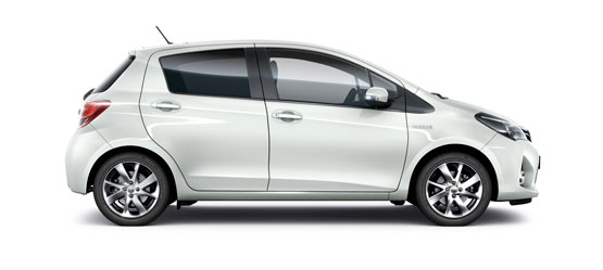 Kobiecy samochód - Biała Toyota Yaris Hybrid