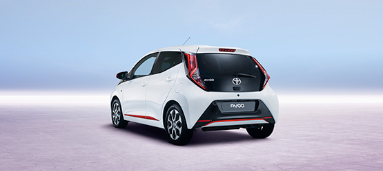 Nová Toyota Aygo 2018 v bielej farbe (červené doplnky) - zadná časť vozidla