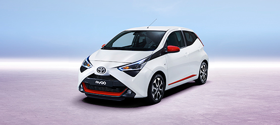 Nová Toyota Aygo 2018 v bielej farbe (červené doplnky)