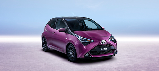 Nová Toyota Aygo 2018 s purpurovým odtieňom karosérie a s čiernou strechou